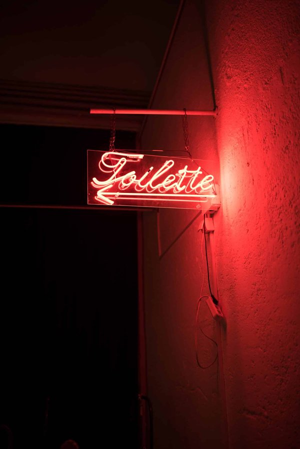 Quelles sont les raisons de la séparation de l'urine et des matières solides dans les toilettes sèches ?