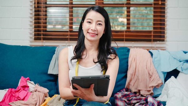 Collaborer avec des influenceurs pour promouvoir des vêtements personnalisés