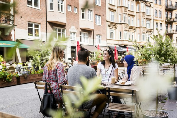 Mange-debout bois extérieur : style et confort à l'extérieur